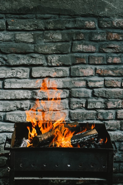 木炭烤架上烧木头